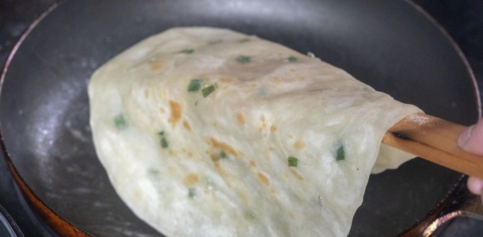 不用|家常烙饼最简单的做法,不用揉面不用油酥,柔软又多层,凉了不硬