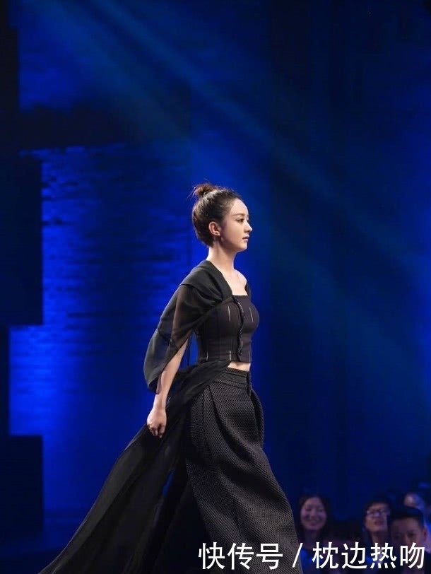 上半身|赵丽颖穿巨长的薄纱走出王者风范,上半身靠它裹着,时髦到飞起来