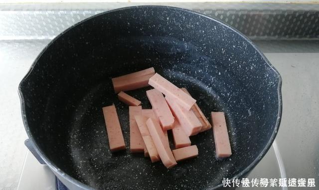 肉酱|简单,易于操作的午餐肉酱培根面食,一个人就是那么随意