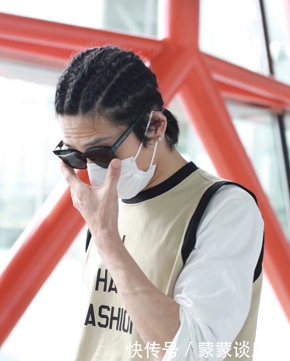 上演|井柏然大片超带感,穿白衬衫上演“湿身诱惑”,诠释自然与艺术感