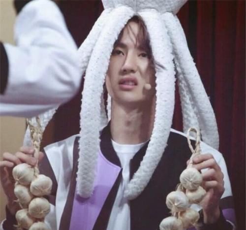 王一博|明星的职业假笑,王源、黄明昊还好,看到王一博营业不易,为了生活