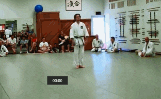 搞笑|搞笑GIF:你这车牌太牛了啊!卖出去比你的车都要贵