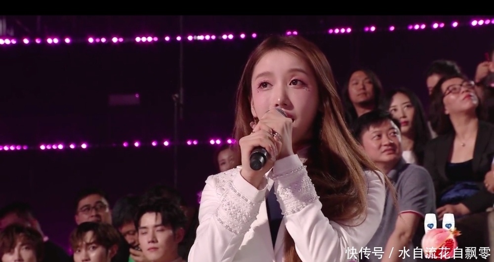 独自|姜贞羽秒登热搜第一!台下独自一个人观看成员跳舞,背影落寞引人心疼