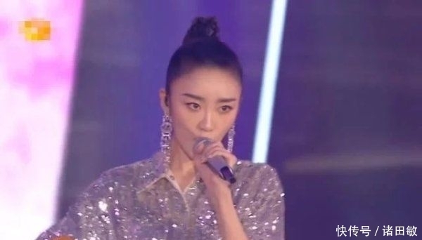 二人|张月张萌合体唱歌,镜头扫过二人脸蛋,确定张萌才是“姐姐”?