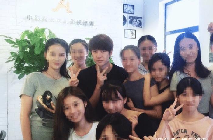 合照|王一博早前表演课合照被扒,被女生包围太搞笑,自费学习粉丝泪奔