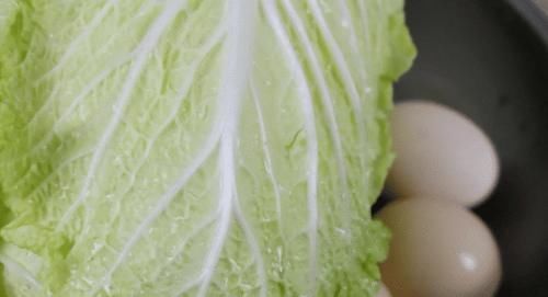 白菜|妈妈太厉害了,用鸡蛋和白菜搭配做美食,好吃营养色香味俱全