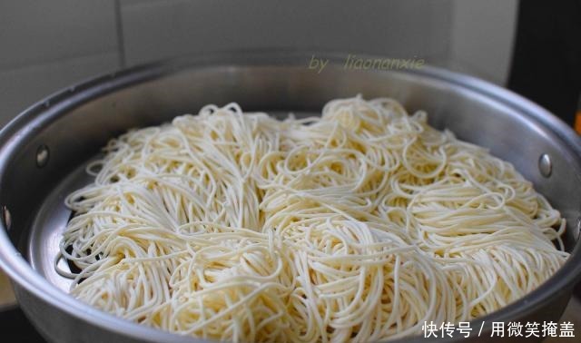 地方叫|用这菜做焖面,老公最爱吃,浓香美味,到了冬天周周都要吃