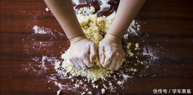 摆摊|摆摊大爷炸油条时，面粉不是重点！少了“它”，油条立刻就变软