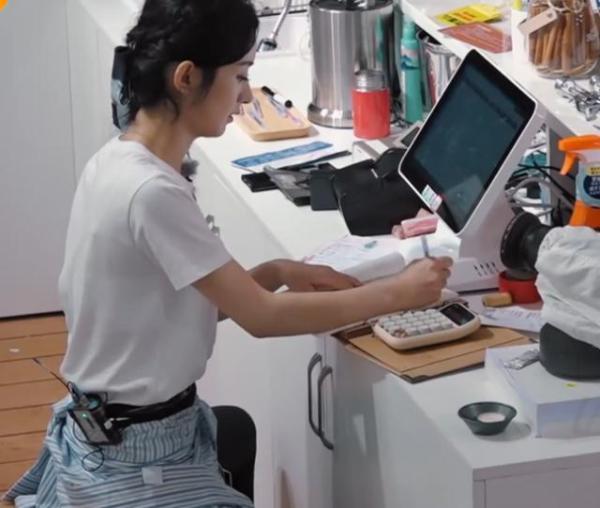 而赵丽颖|都说赵丽颖学历低当注意她抄写的菜单后,才知道什么叫隐藏学霸