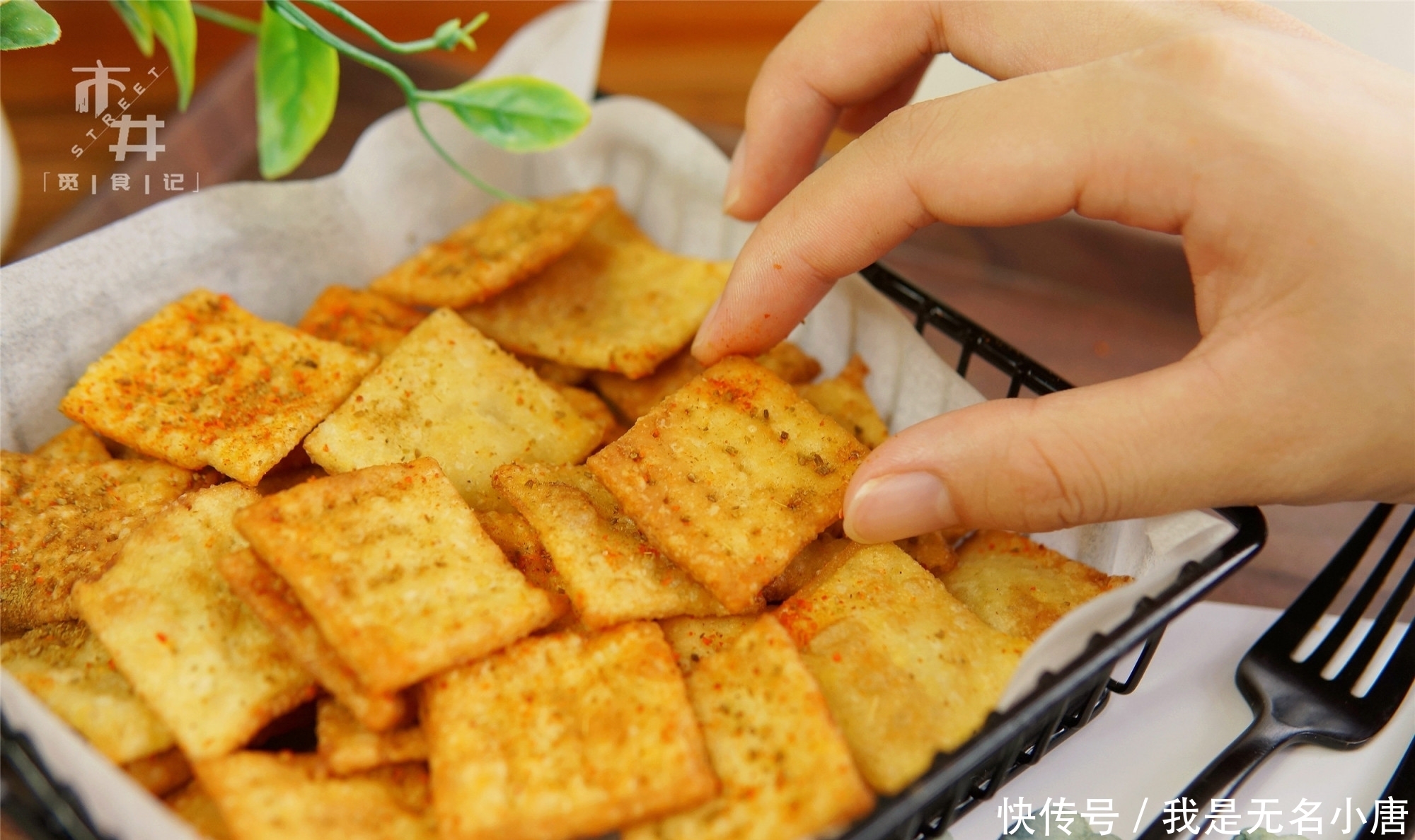 停不下来|小米别熬粥了,加个鸡蛋,配点面粉,咬一口嘎嘣脆,吃的停不下来