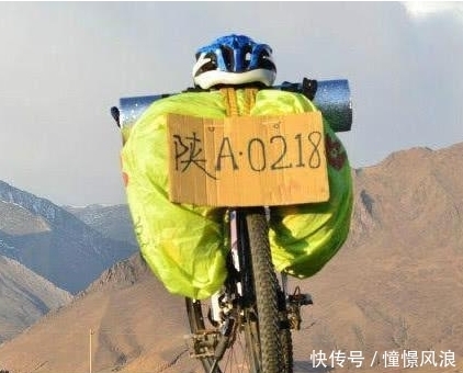 笑话|搞笑图片幽默段子笑话:孩子你考试咋没有椅子坐呢,这样很累吧?