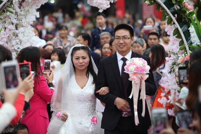 适度|盘点各类奇葩婚礼，热闹背后存隐患，婚礼正确打开方式是适度而为