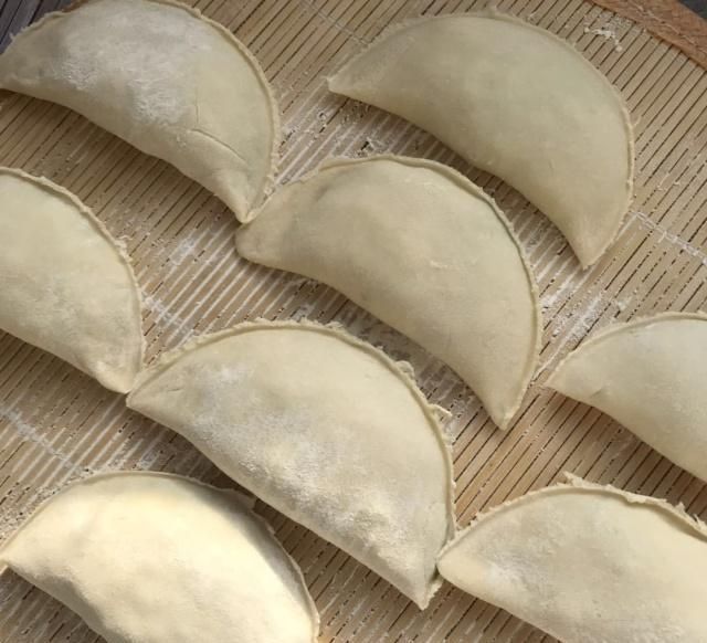  味道|皮薄馅儿大没有褶的韭菜盒子，吃出妈妈的味道