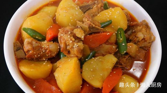 配上|想吃肉了,做了一道土豆炖排骨,配上韩式辣酱,太下饭了