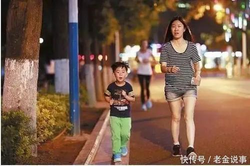  司机|出租车上孩子一直哭，妈妈拿糖哄，司机看到娃的脚后要报警