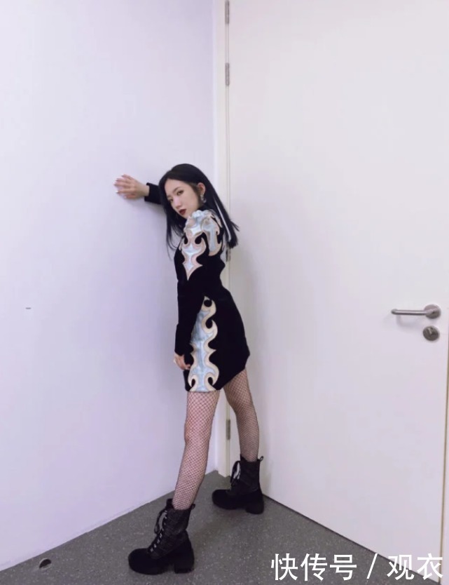 渔网|孟美岐为显腿长,大胆挑战“渔网袜”,不料暴露多肉腿