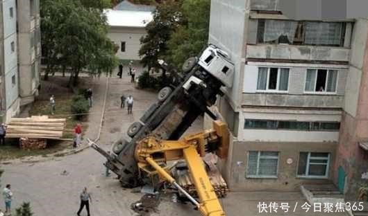  起重机|大型吊机施工时出意外，老板赶来后气坏了