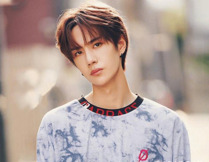 合照|王一博早前表演课合照被扒,被女生包围太搞笑,自费学习粉丝泪奔