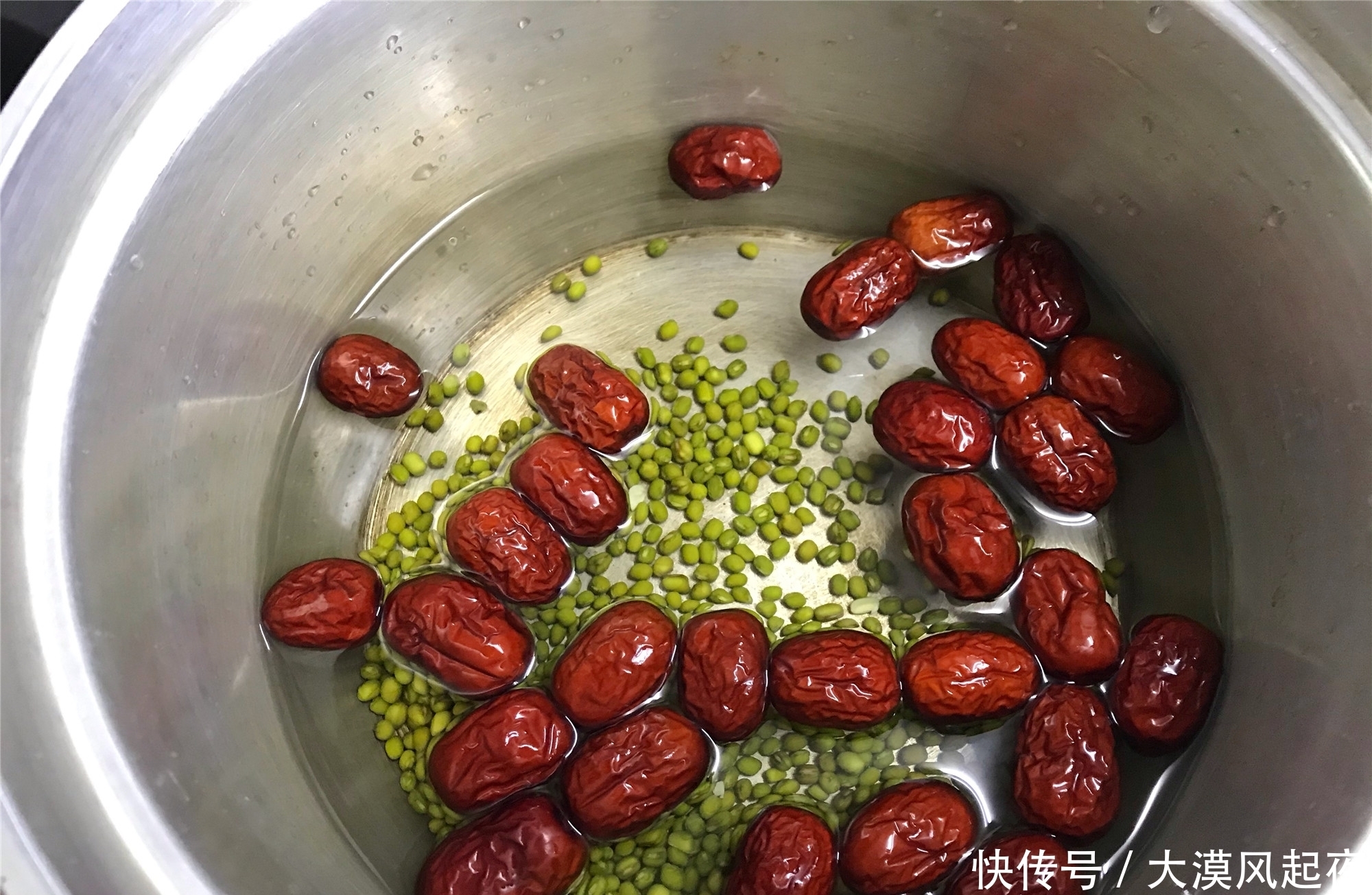 好喝|秋天,百合正当季,加两种食材一起煮,清甜润燥,便宜又好喝