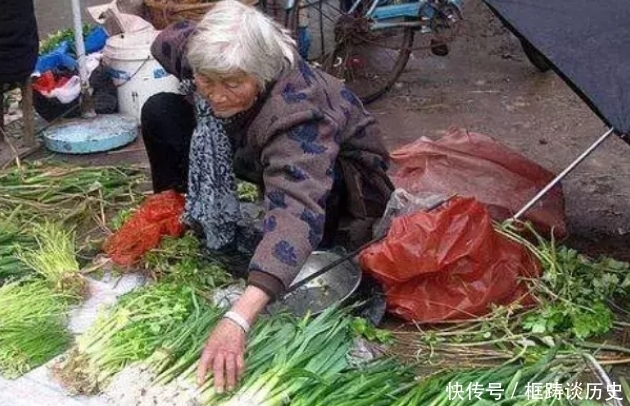 地摊上|为啥年轻人宁愿超市买“高价菜”,也不买路边老人的菜?原因过于真实