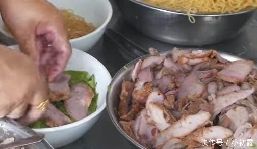 摆面|大妈摆面摊, 顾客要二两面, 她只放半两, 却没人敢说分量不足