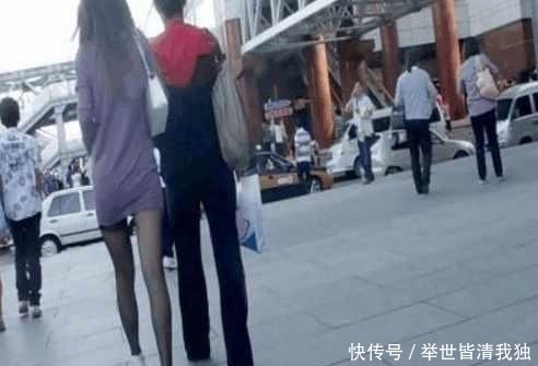 周某|美女如厕时透过“小孔”看到男厕“一条蛇”