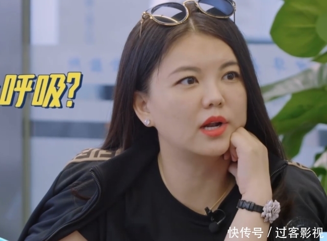 样式|李湘吃晚餐时,手表和戒指都被打码,抬手撩头发才看清样式