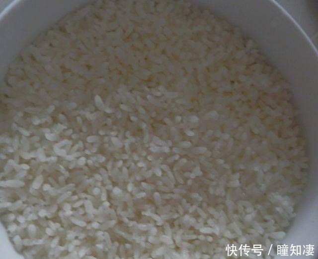  寒冷|带有粽叶香味的香菇鸡腿饭非常适合寒冷和多雨的天气