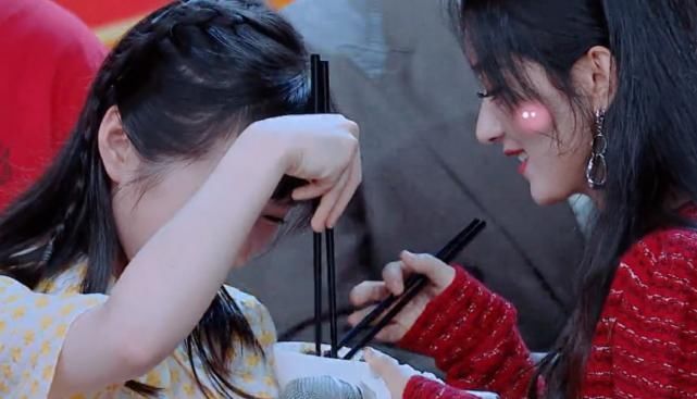  立马|赵丽颖看到卤肉，立马拿碗盛，看到她给谁吃了粉丝直呼羡慕