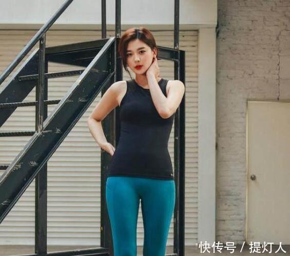  时尚|身材苗条的打底裤美女，展现靓丽姿态，让人总想多瞄几眼！