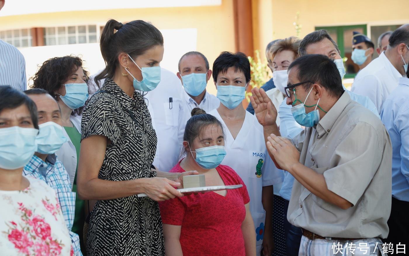  连体|西班牙王后穿连体裤亮相，端庄气质又时髦，唯独花纹太像老年装