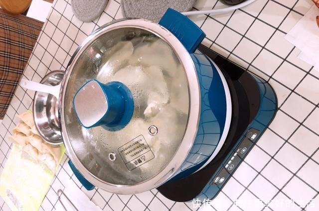 别光|煮饺子时,别光知道水开下锅!记住这个技巧,才香嫩好吃不破皮