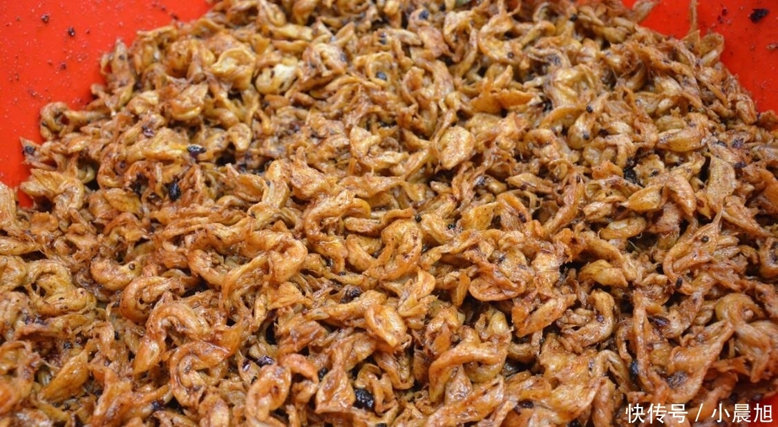 吃法|大姐赶集售小吃,200多罐老干妈1日用完,创新老干妈吃法