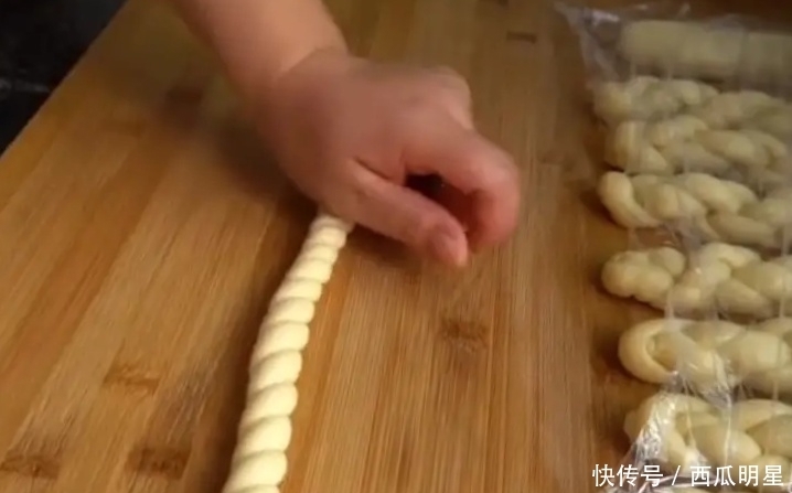 教你做|手把手教你做奶香麻花,简单无技巧,松软又拉丝,比面包还好吃