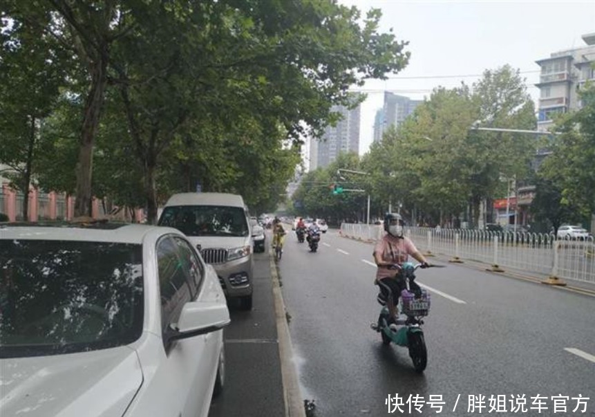 回应|非机动车道成了停车位，电动车司机只能绕行，官方回应来了