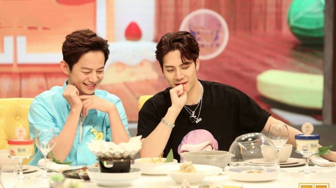 竟然|《拜托了冰箱》杨紫何炅一起拍合照,粉丝王嘉尔竟然“当场捣乱”