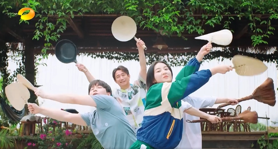 画风|《向往4》更新宣传片,张子枫扛梯子飞奔,蘑菇屋画风跑偏太沙雕