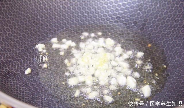 入秋|入秋后，我家常吃的一道菜，10分钟搞定，好吃到连汤汁都不剩