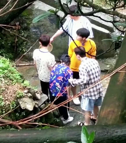 终于|《向往3》一家五口终于团聚,大华忍不住逗妹妹玩,画面好幸福!