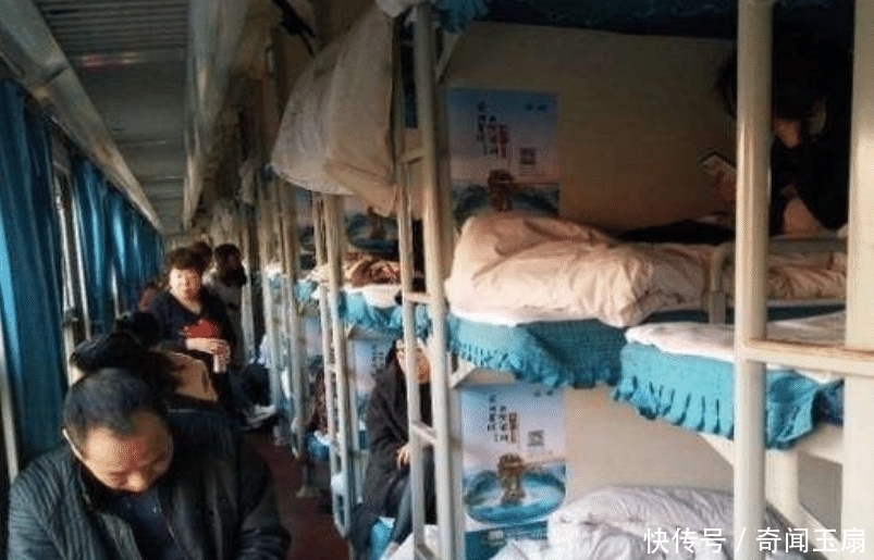 委曲求全|女孩不给老人换下铺，被车上乘客指责，女孩委曲求全，结果悲剧了