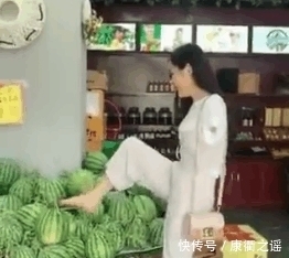 走近|女子判断西瓜成熟度居然用脚拍打, 老板不解, 走近一看却被感动了!