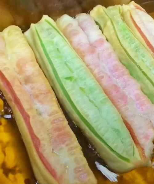 街头|大妈街头卖“另类油条”6元一根,出锅遭疯抢,路人不会买第2次