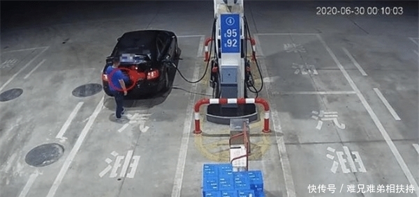  警察|奥迪司机加油时顺走两箱矿泉水，警方跨省追捕，跑那么远追？