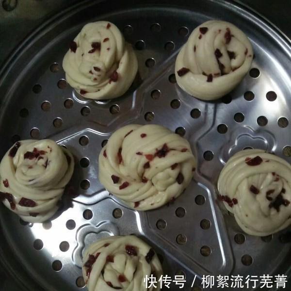 教你做|教你做一个简单的花卷,新手就会看到,发酵时间短,比馒头还好吃