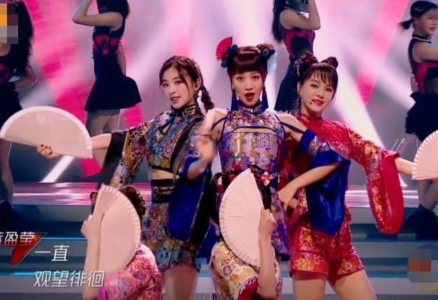 与众不同|有种“心机”叫蓝盈莹,别人扇子都粘在腰上,她却偏偏与众不同