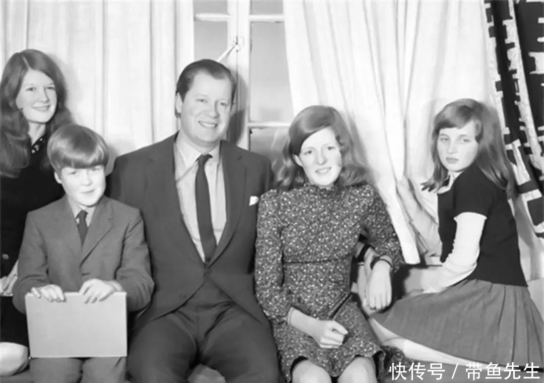 为伴|戴安娜6岁父母离异,她和弟弟相依为伴,周末见母亲是她最开心的