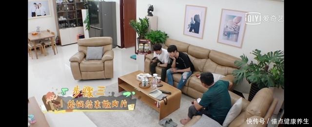  指导|黄磊远程指导何炅做辣椒炒肉，跟我平时做的方法不一样，看着都香