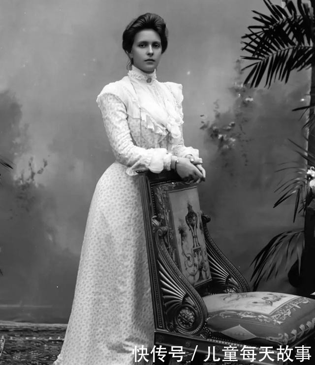 确实是父亲惹的祸,而亲王的高颜值则是遗传了他美丽的亲娘~爱丽丝王妃